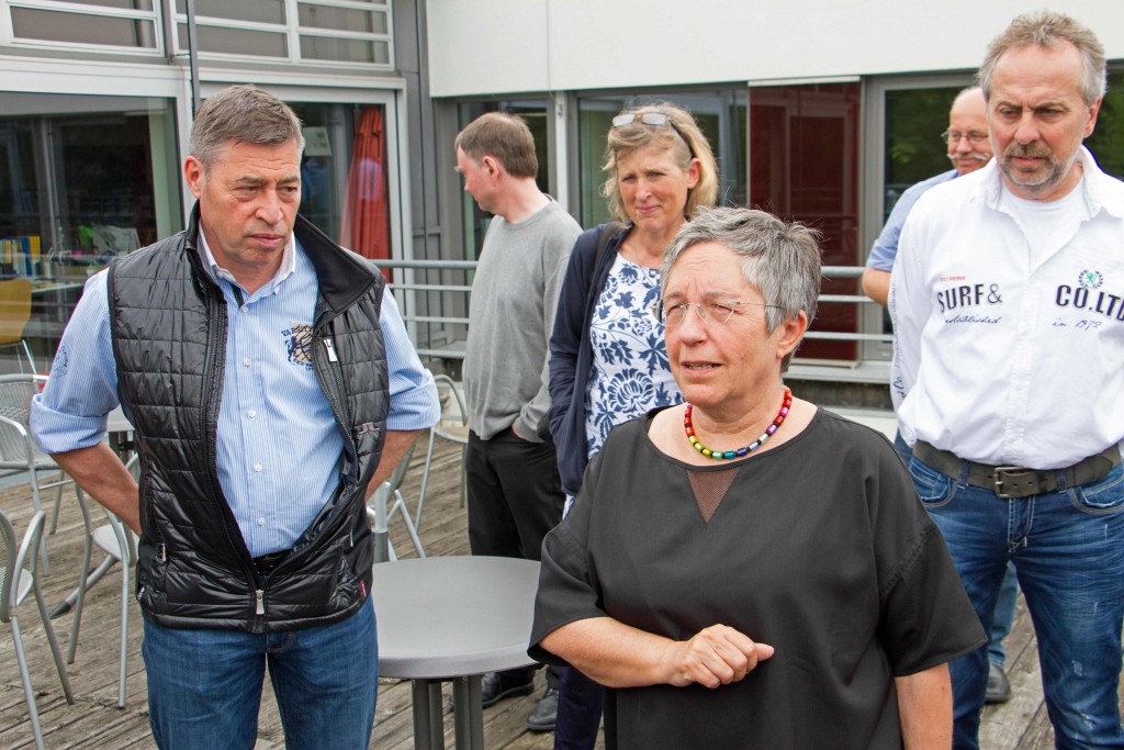 it Frau Falkner (vorne) im Gespräch - v.l. Andreas Schöpp, Volker Dammer, Christine Thomas, Helmut Lawinger und Armin Messerschmitt.