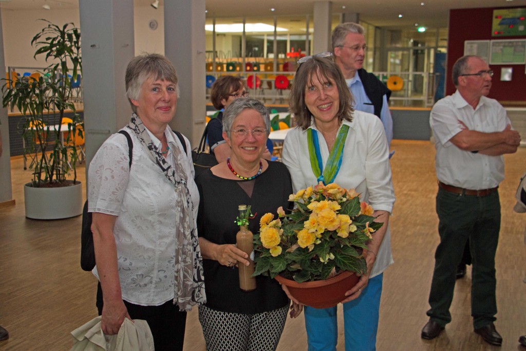 Ein kleines Dankeschön: (v.l.) Helga Stier, Frau Falkner, Gabi Rehorst-Thome, im Hintergrund Gabriele Coberger, Marc Arendt und Stefan HertwigI