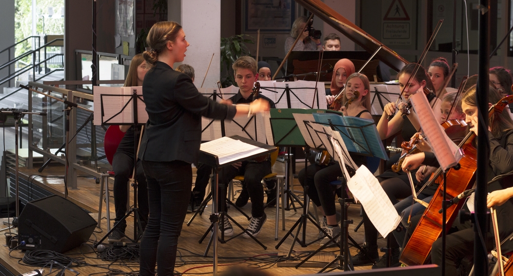 Die Abiturientin Anna Berenbold dirigiert das Stück "Cello" von Udo Lindenberg