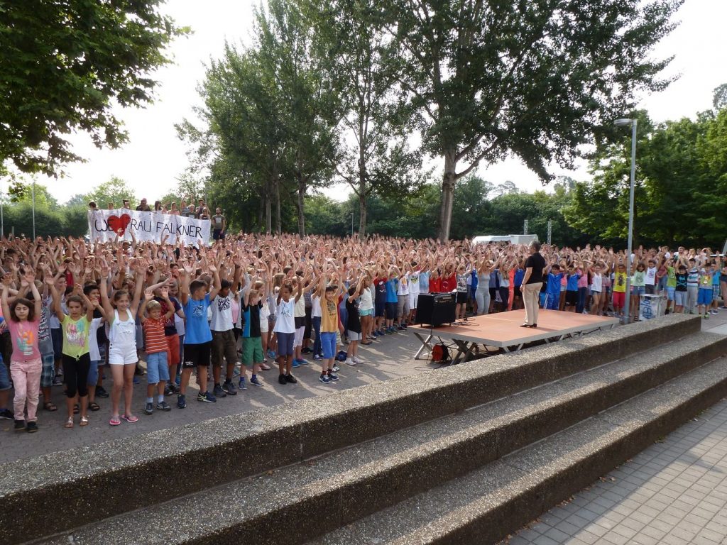 Die Schülerinnen und Schüler des Gymnasiums Walldorf verabschiedeten sich mit einem einstudierten Tanz von ihrer Schulleiterin.